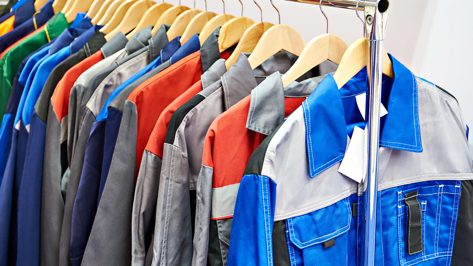ユニフォームのメリットとは?選ぶ際のポイントやおすすめのサービス
